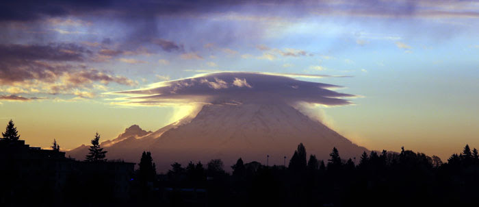 A cap cloud at sunrise over Mount Rainier, spotted from Seattle, Washington, US, by Elaine Thompson (Member 41974). 